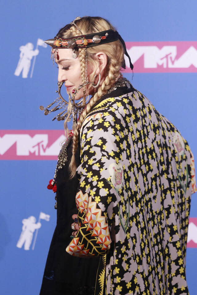 Doch Billie ist nicht die Einzige, die schmerzliche Erfahrungen machte. Madonna sorgte 2015 bei den BRIT Awards für einen Schreckmoment, als sich ihr Umhang nicht wie geplant löste und sie von einem Tänzer von der Bühne gerissen wurde. Die Queen of Pop ist aber Vollprofi und sang unter Schmerzen weiter.