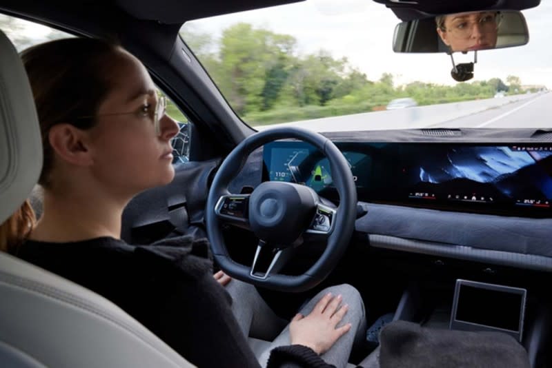 BMW在德國高速公路不用手握方向盤，於時速130公里以下可以交由系統自己開車，並且還擁有眼神變換車道功能。