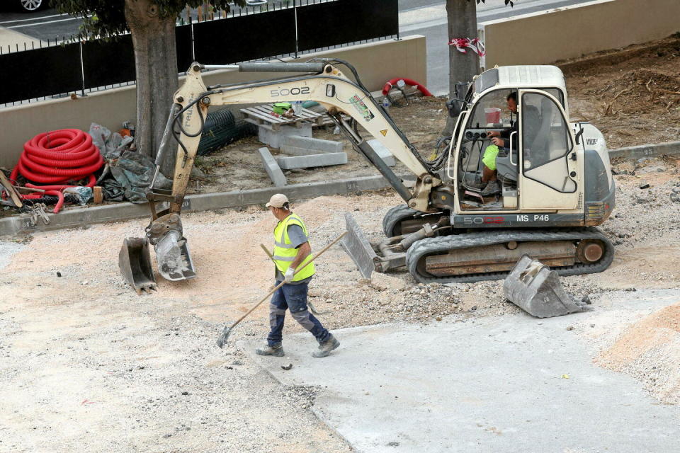 Des employés des travaux publics à Sanary-sur-Mer (Var), en octobre 2023.  - Credit:Alain Robert/Sipa