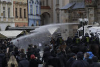 Le immagini del centro di Praga diventato un campo di battaglia: da una parte i manifestanti che protestavano contro il divieto di eventi sportivi nell'ambito delle misure anti-Covid, dall'altra la polizia che, al lancio di sassi e petardi, ha risposto con lacrimogeni e cannoni ad acqua. (AP Photo/Petr David Josek)