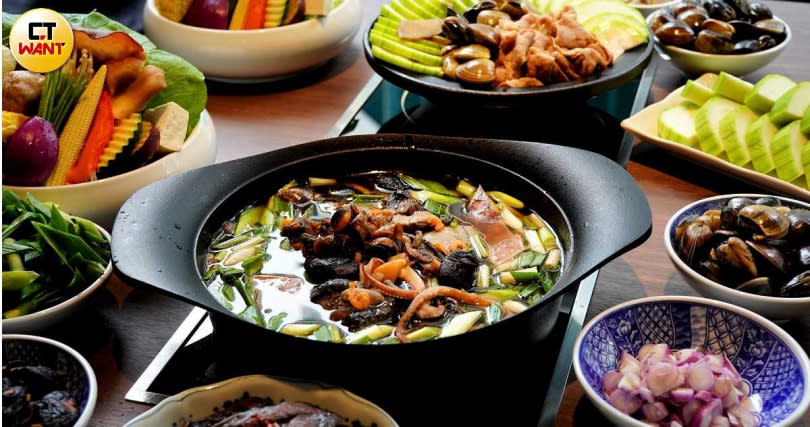 「魷魚螺肉蒜烏骨雞鍋」（前，458元）、「絲瓜蛤蠣石頭鍋」都是餐廳人氣鍋物之一。（368元）