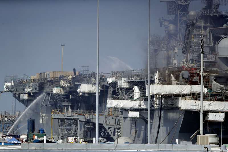 2020年7月12日，美國海軍兩棲突擊艦「好人理查號」（USS Bonhomme Richard）突然爆炸起火（AP）