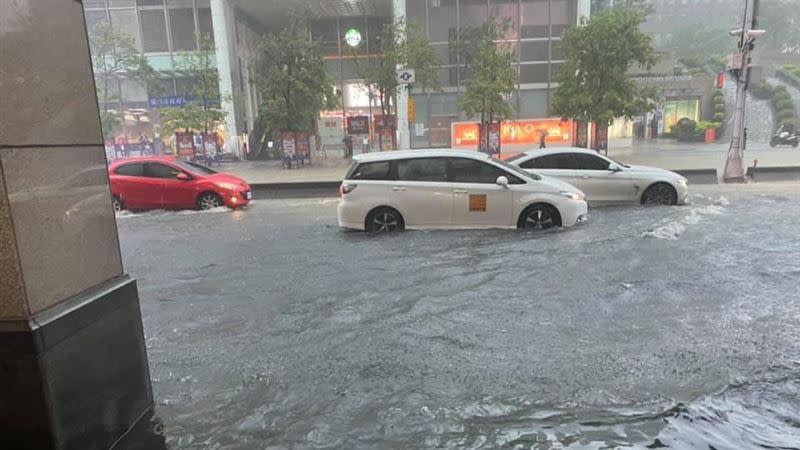 近日受到鋒面影響，台灣各地迎來大雨，出現淹水災情。（圖／翻攝自信義區兩三事）