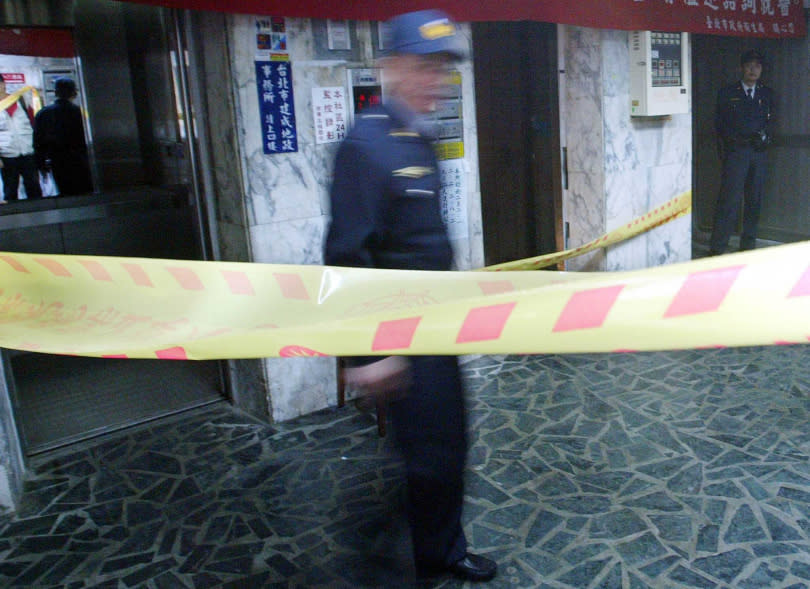 2004年2月26日，一名劉姓老婦裸屍在電梯井裡。（圖／報系資料照）