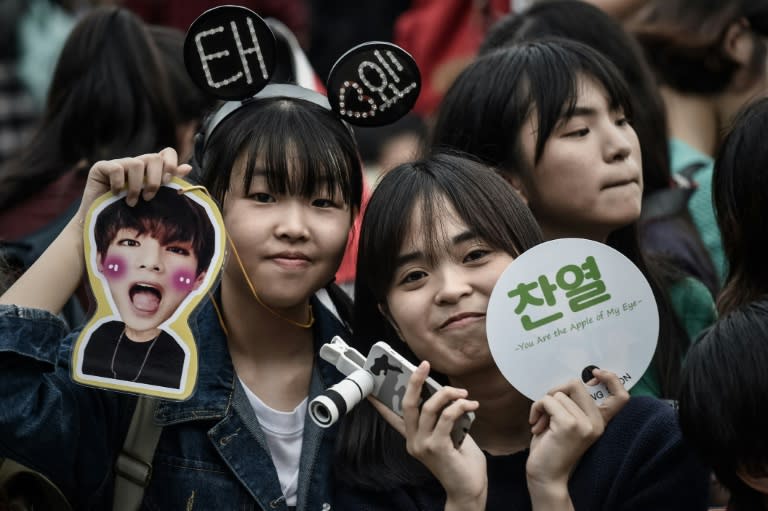 Music fans wait at the red carpet of the 2015 Mnet Asian Music Awards, the leading K-pop awards ceremony, in Hong Kong on December 2, 2015