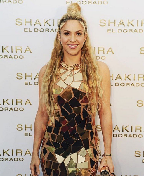 <p>Shakira apareció en la alfombra roja con un diminuto vestido que le hacía honor al título de su álbum. </p>