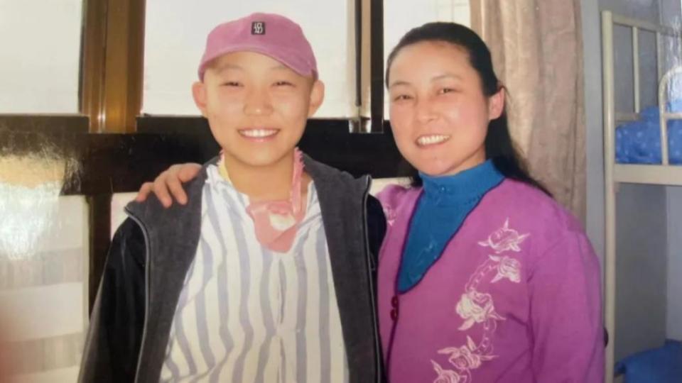 王夢琳（圖左）14歲才讀國中就罹患癌症。（圖／翻攝自紫牛頭條）