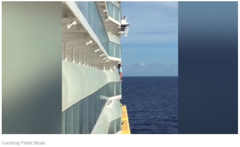 目擊女子爬上郵輪的乘客拍下的照片。（圖／翻攝自CNN）