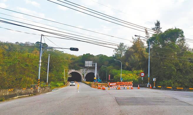 苗栗縣造橋1、2隧道因年久失修，有照明不足、滲漏水等問題，目前正進行隧道設施改善，交通部公路局中區養護工程分局苗栗工務段長黃陳全4日表示，為讓春節返鄉車潮更便利，改善工程預計9日前完工。（李京昇攝）