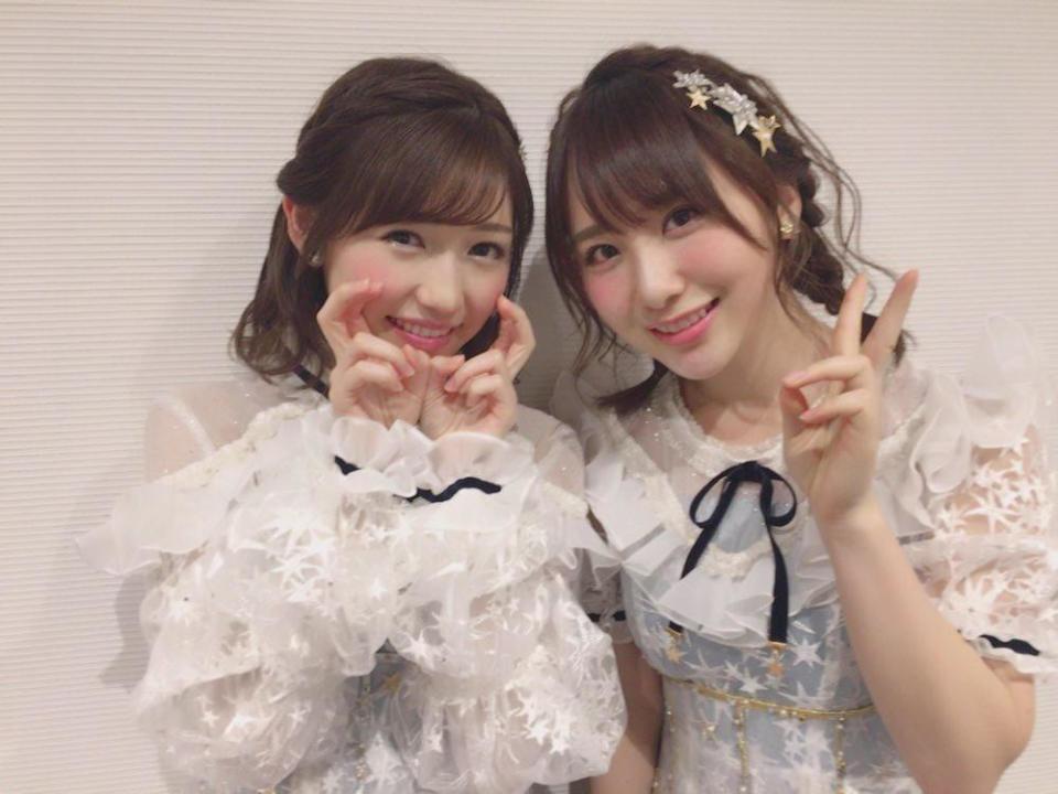 渡邊麻友（左）與高橋朱里是AKB48老戰友，如今一個引退演藝圈，一個在韓國繼續發展。（翻攝自網路）