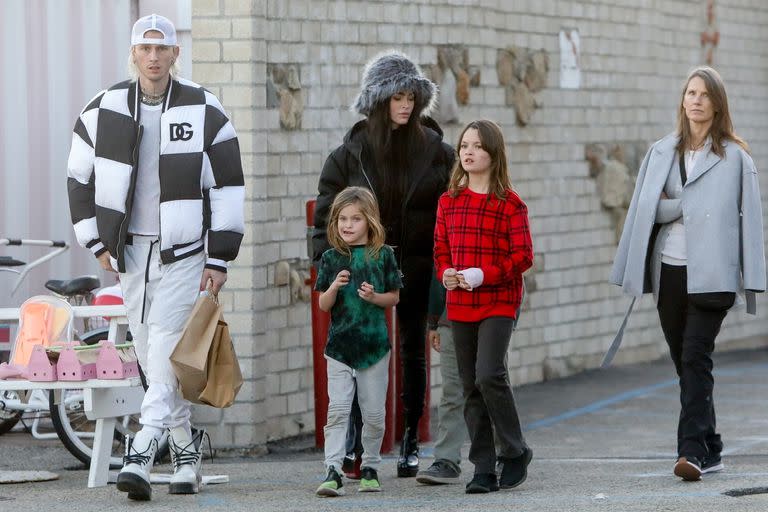 Megan Fox, acompañada de su pareja, Machine Gun Kelly, paseando meses atrás por las calles de Malibú, en Estados Unidos