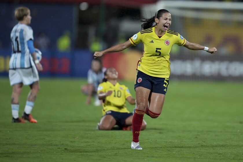 Jugadoras de la selección de Colombia festejan luego de vencer 1-0 a Argentina en las semifinales de la Copa América femenil, en Bucaramanga, Colombia , el lunes 25 de julio de 2022. (AP Foto/Dolores Ochoa)