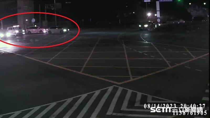 路口監視器拍下3車禮讓救護車。（圖／翻攝畫面）