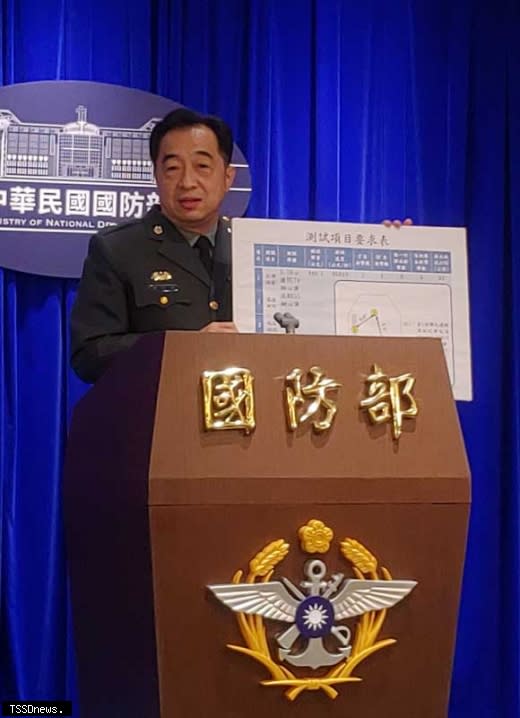 國防部軍備局獲得管理處李處長說明國軍新一代抗彈板符合ESAPI的測試規範，已達到防護效果。（記者王先國攝）