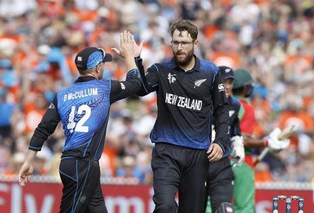 New Zealand's Daniel Vettori (R) celebrates dismissing Bangladesh's Soumya Sarkar with Brendan McCullum (L) during their Cricket World Cup match in Hamilton March 13, 2015. REUTERS/Nigel Marple