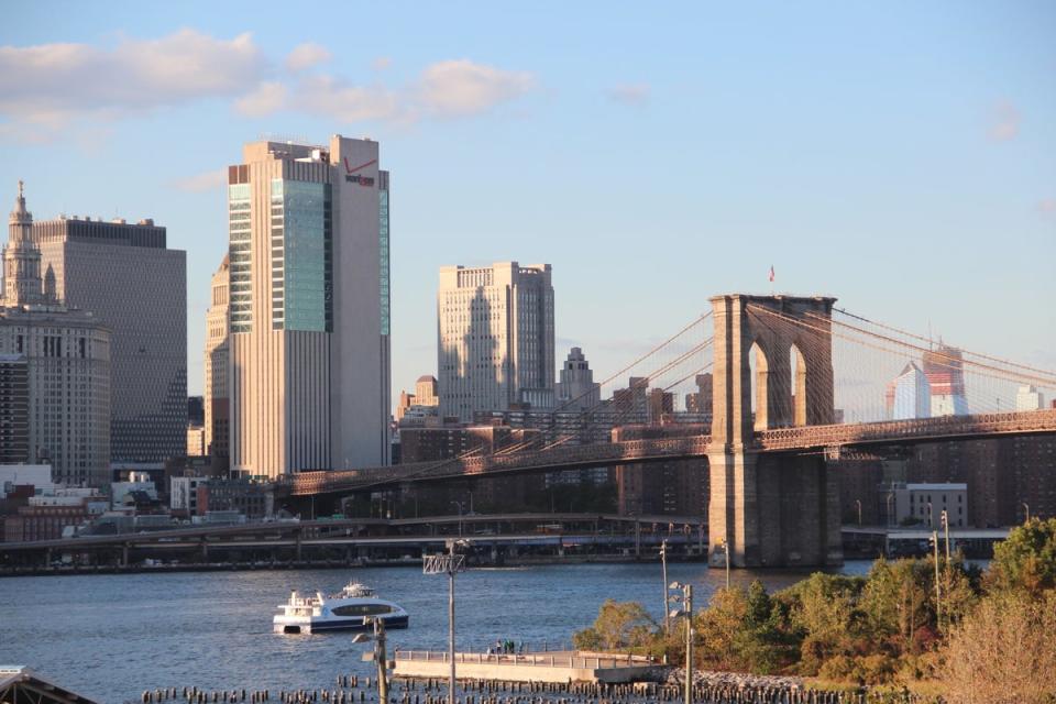 Brooklyn Bridge, as seen from the Brooklyn Heights Promenade (Public domain)