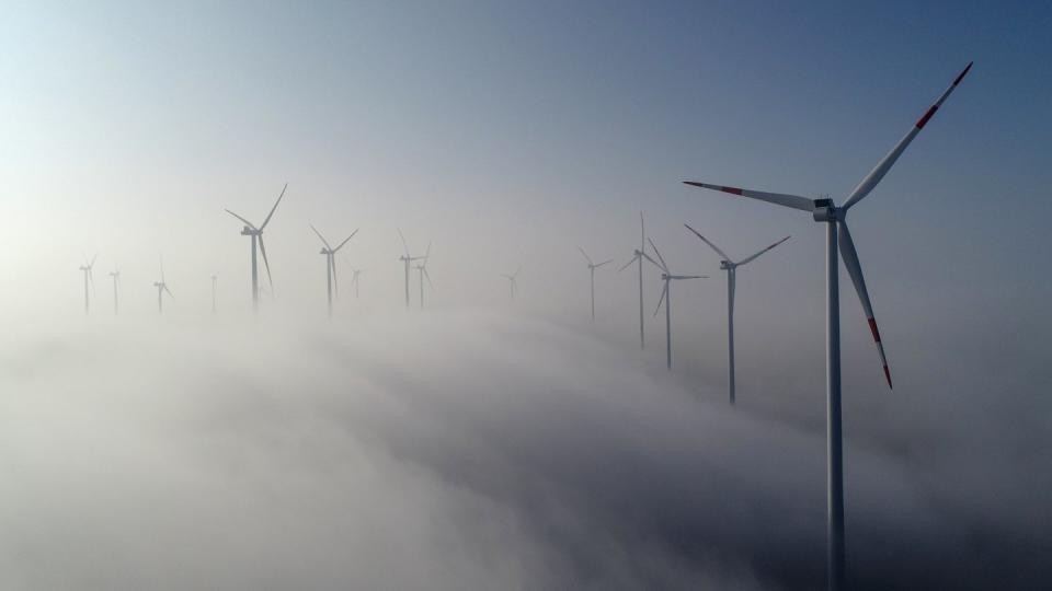 Mit Hilfe von Windkraft kann Wasserstoff umweltfreundlich produziert werden. Anleger können von solchen Trend-Themen profitieren.