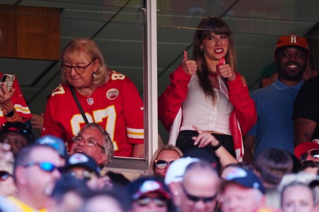 RUMOR: Zach Wilson Caught Looking Up At Taylor Swift On SNF