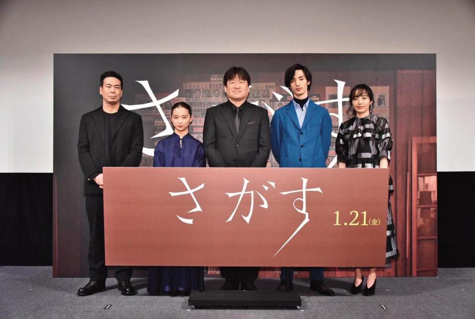 片山慎三導演（左起）率領《尋人啟弒》演員伊東蒼、佐藤二朗、清水尋也、森田望智為電影造勢。（光年映畫提供）