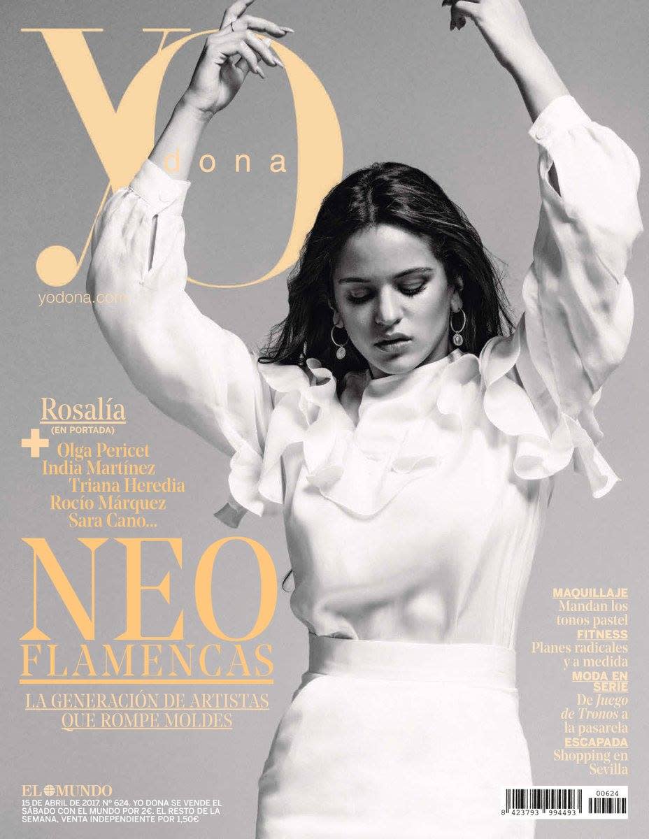 Rosalía encabezó este especial de Yo Dona sobre la nueva ola de artistas flamencas en España. Esta instantánea en blanco y negro lleva la firma de Javier Biosca. (Foto: <a href="https://www.elmundo.es/yodona.html" rel="nofollow noopener" target="_blank" data-ylk="slk:Yo Dona;elm:context_link;itc:0;sec:content-canvas" class="link ">Yo Dona</a>)