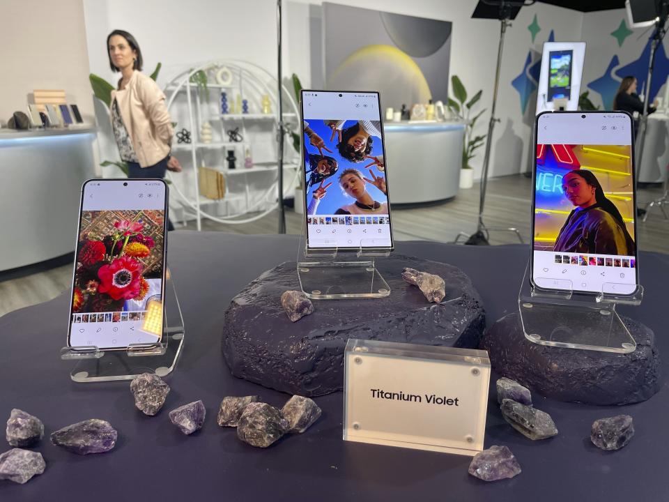 Los nuevos modelos Galaxy S24 de Samsung exhibidos durante un evento en San José, California, el miércoles 17 de enero de 2024. (AP Foto/Haven Daley)