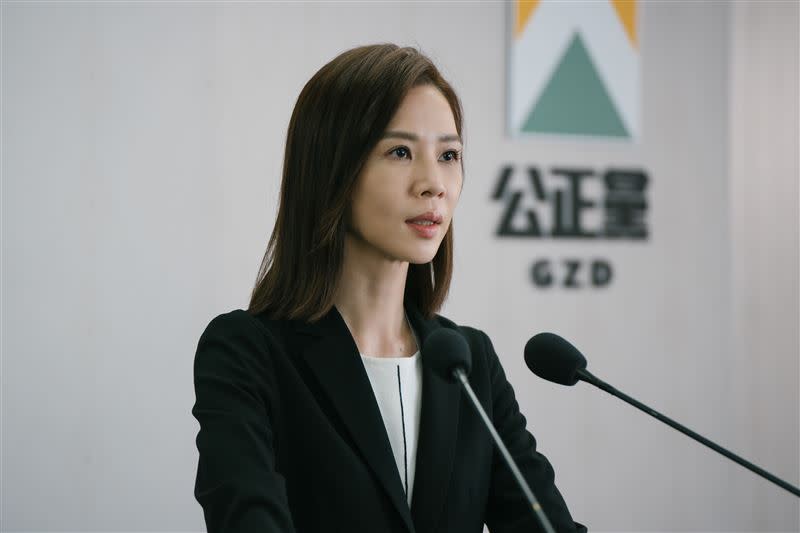 謝盈萱飾演黨部文宣部副主任。（圖／Netflix提供）