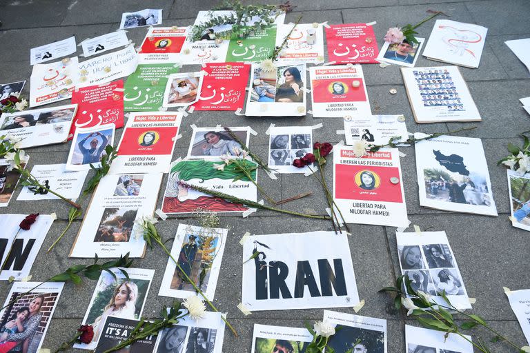 01/10/2022 Varias personas se manifiestan para pedir respeto por los derechos de las mujeres iraníes, en la plaza del Callao, a 1 de octubre de 2022, en Madrid (España).POLITICA Gustavo Valiente - Europa Press
