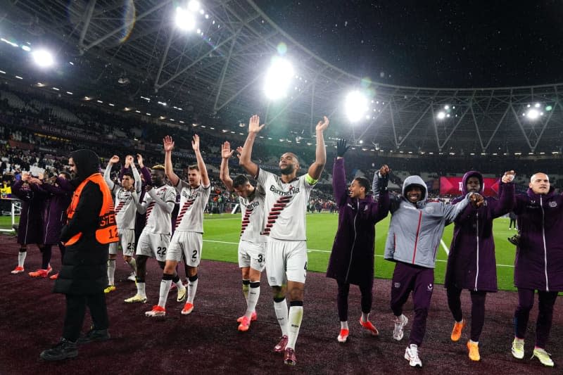 Bayer Leverkusen players celebrate with their fans after the UEFA Europa League, quarter-final second leg soccer match between West Ham United and Bayer Leverkusen at the London Stadium. John Walton/PA Wire/dpa