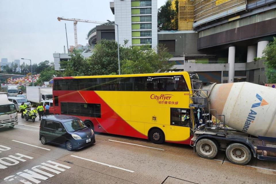 漆咸道北有城巴撞向田螺車。(網上圖片)