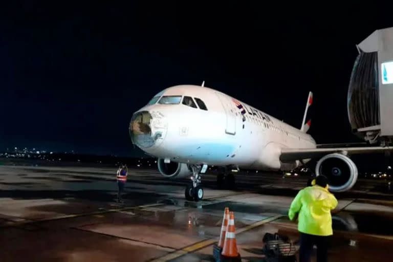 Así aterrizó el avión de LATAM en Asunción, Paraguay después de momento de tensión por fuertes turbulencias