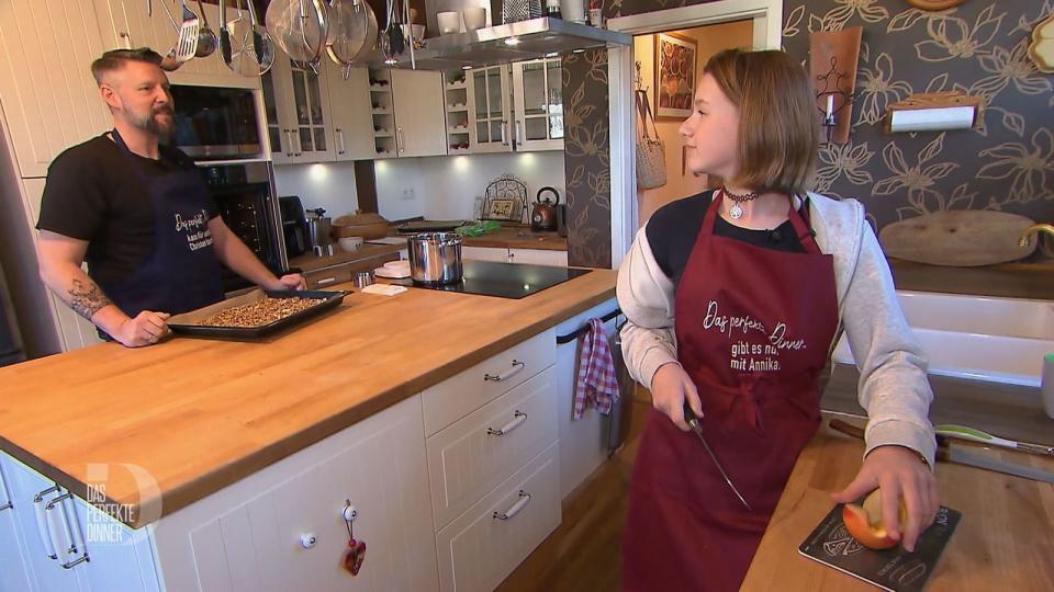 Papa Christian und Tochter Annika sind nicht nur in der Küche ein eingespieltes Team.
 (Bild: RTL)