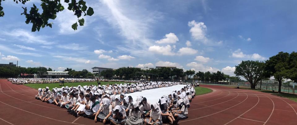 彰化高商及雲林正心中學號召多位學生在學校操場排出代表福衛七號的英文縮寫FS7，讓福衛五號可以成功取像。   圖 : 正心中學/ 提供