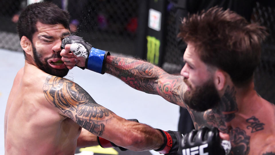 Cody Garbrandt le da el golpe de gracia a Raphael Assuncao de Brasil en su combate de peso gallo durante el UFC 250. (Foto de Jeff Bottari/Zuffa LLC)