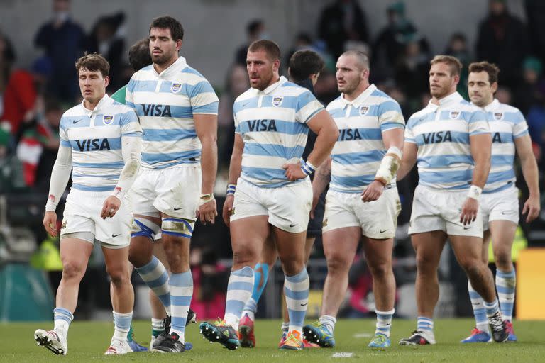 Los jugadores de la Argentina abandonan el campo de juego, en Dublín, tras haber recibido una durísima derrota frente a Irlanda.