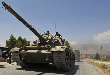 Lebanese army soldiers on tanks and military vehilces advance towards the Sunni Muslim border town of Arsal, in eastern Bekaa Valley, as part of reinforcements, August 5, 2014. REUTERS/Hassan Abdallah