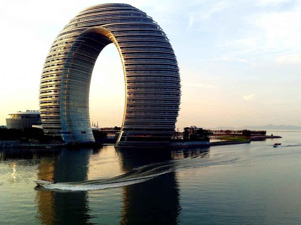 Wie ein Hufeisen sieht das Sheraton Huzhou Hot Spring Resort im chinesischen Huzhou aus. Die außergewöhnliche Architektur kostete auch einiges, und zwar 1,2 Milliarden Euro. (Bild-Copyright: curiosidades.comm/Facebook)