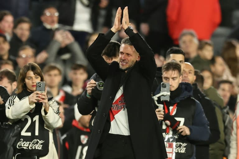 Martin Demichelis se despide de los hinchas de River Plate en su último partido como entrenador del Millonario tras el partido ante Sarmiento en la liga argentina el 28 de julio de 2024 en Buenos Aires (ALEJANDRO PAGNI)