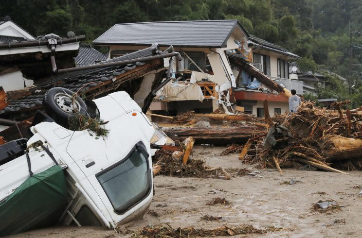 日本西南部6日降下傾盆大雨，福岡縣朝倉市數棟民宅遭氾濫的河水沖毀。(中央社/共同社提供)