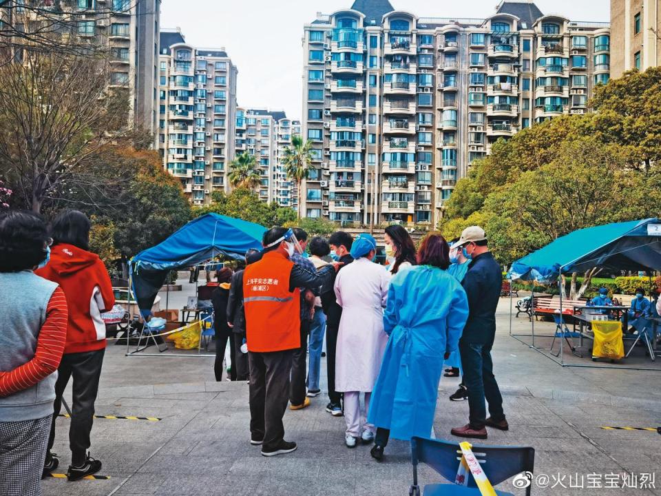 上海3月底實施封城停工令後，不僅民眾生活受影響，長三角更有超過千家台廠被迫停產。（翻攝微博）