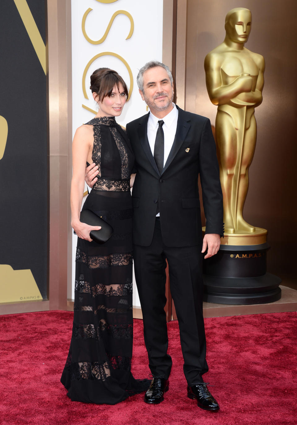 Alfonso Cuarón, derecha, y Sheherazade Goldsmith llegan a los Oscar el domingo 2 de marzo de 2014 en el Teatro Dolby en Los Angeles. (Foto Jordan Strauss/Invision/AP)