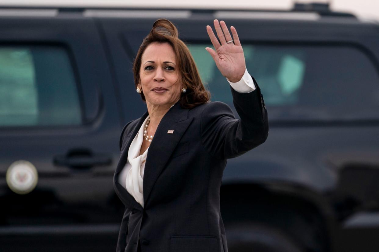 LOS ANGELES, LOS ANGELES - APRIL 18: Vice President Kamala Harris and Second Gentleman Doug Emhoff disembark from Air Force 2 at Los Angeles International Airport on April 18, 2022 in Los Angeles, CA. (Kent Nishimura / Los Angeles Times via Getty Images)