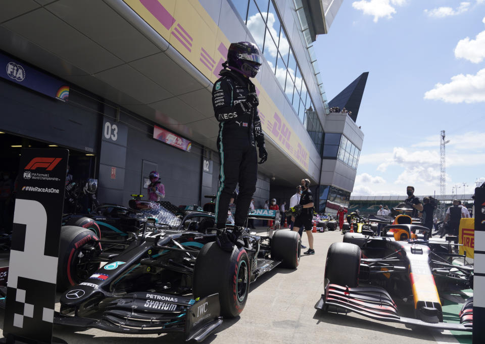 El piloto de Mercedes, el británico Lewis Hamilton, celebra después de obtener el mejor tiempo de la clasificación para el Gran Premio de Fórmula Uno en el circuito de Silverstone, en Silverstone, Inglaterra, el sábado 1 de agosto de 2020. (Will Oliver/Pool via AP)