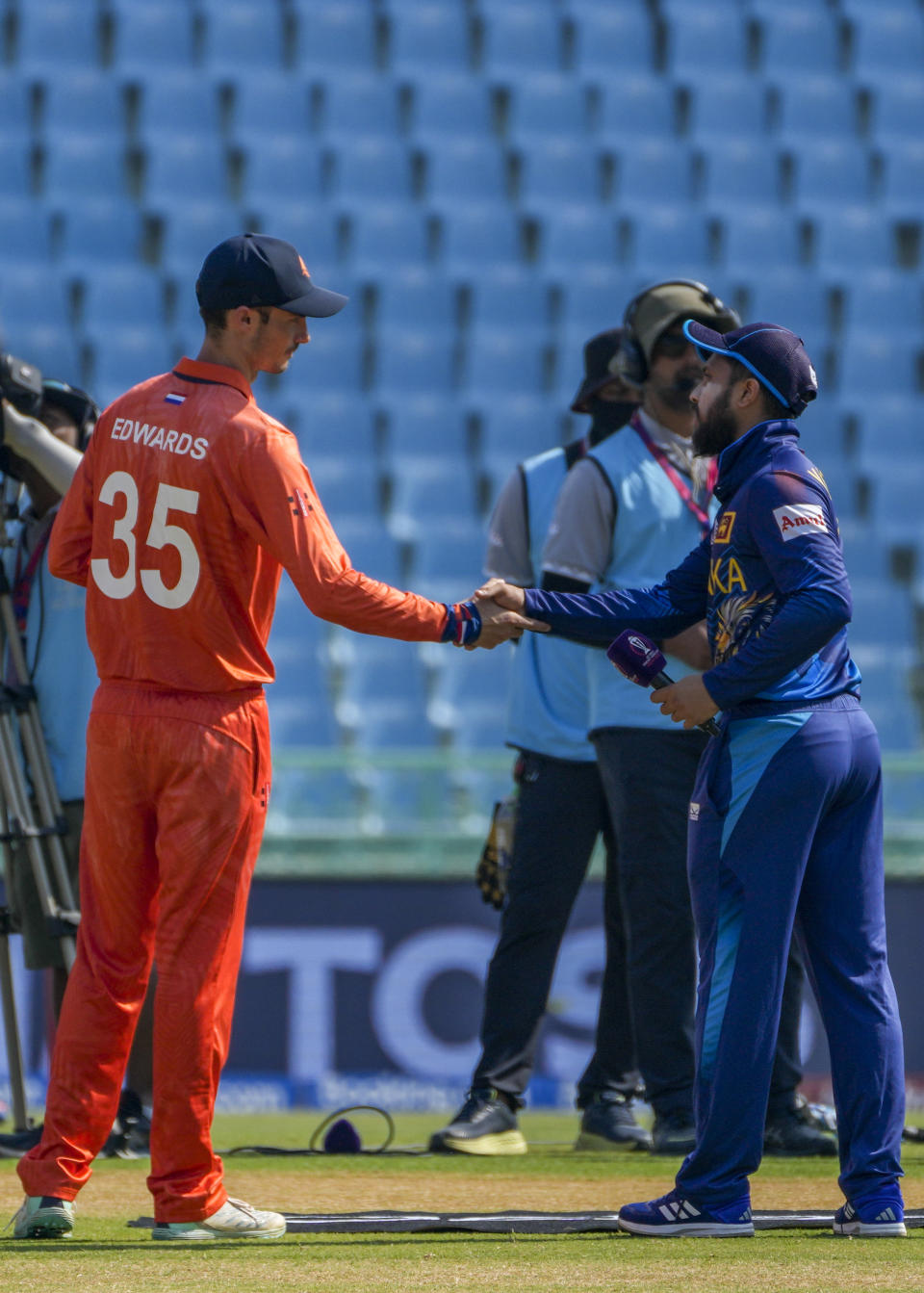 Netherlands' captain Scott Edwards, left, and Sri Lanka's Captain Kusal Mendis shake hands after the toss ahead of their ICC Men's Cricket World Cup match in Lucknow, India, Saturday, Oct. 21, 2023. (AP Photo/Altaf Qadri)