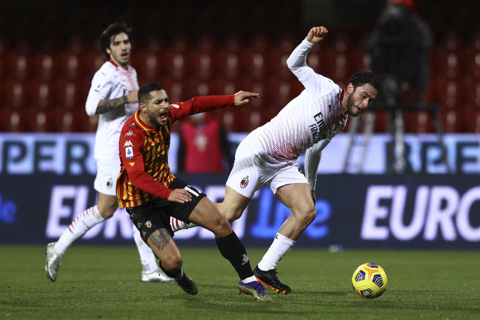 Davide Calabria, derecha, del Milan, disputa el balón con Gianluca Caprari, del Benevento en un partido de la Serie A en el estadio Vigorito de Benevento, Italia, el domingo 3 de enero de 2021. (Alessandro Garofalo/LaPresse vía AP)