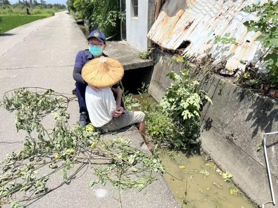 後龍九旬老翁疑中暑受困水溝，幸警方及時趕抵救人送醫。（圖：警方提供）