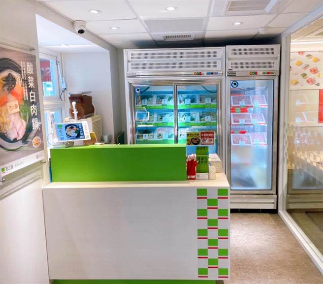 「石二鍋」台北民權龍江店是首家主打生食外帶的新店型，規劃生食外帶專屬冰箱 (王品提供)