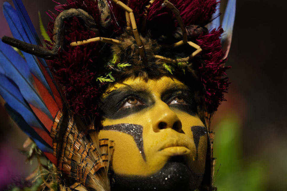 Un artista de la escuela de samba Salgueiro desfila durante las celebraciones de Carnaval en el Sambódromo de Río de Janeiro, Brasil, el lunes 12 de febrero de 2024. (AP Foto/Silvia Izquierdo)