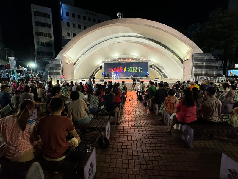 民進黨國會擴權法嘉義場  民眾到場參與 立法院21日經表決否決國會職權修法覆議案，民進黨 立委王美惠23日晚間在嘉義市中正公園舉辦「反濫 權、護民主」宣講，數百人到場參與。  中央社記者姜宜菁攝  113年6月23日 