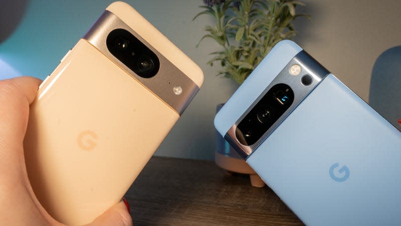 <strong>The Pixel 8 in blush (left) and the Pixel 8 Pro in bay (right).</strong> - Photo: Florence Ion / Gizmodo