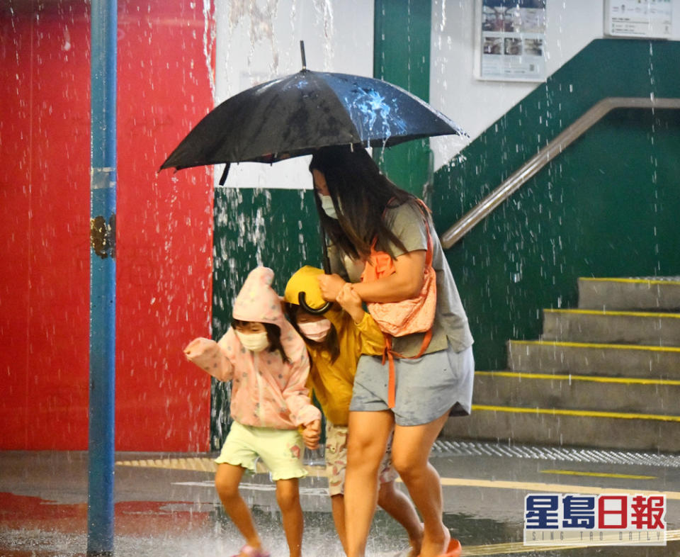 天文台預測，周六多雲有幾陣驟雨。初時雨勢較為頻密。 資料圖片